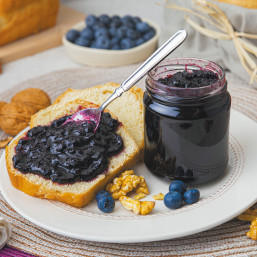 La confiture extra de myrtilles aux noix de Dordogne