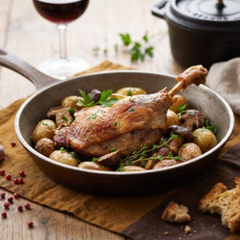 Cuisse de canard cuite dans la graisse de canard sur lit de cèpes
